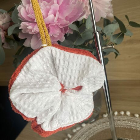 fleur de douche corail suspendu coté nid d’abeille