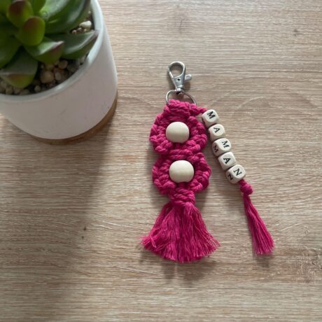 Porte cle macramé fushia Maman