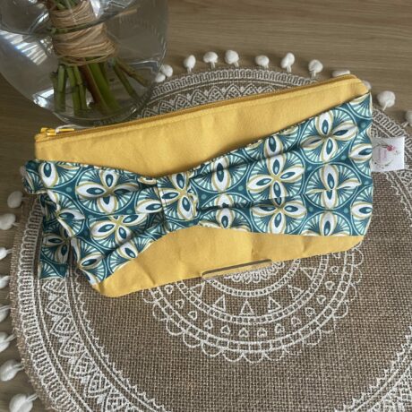 trousse jaune moutarde avec noeud bleu canard de pres