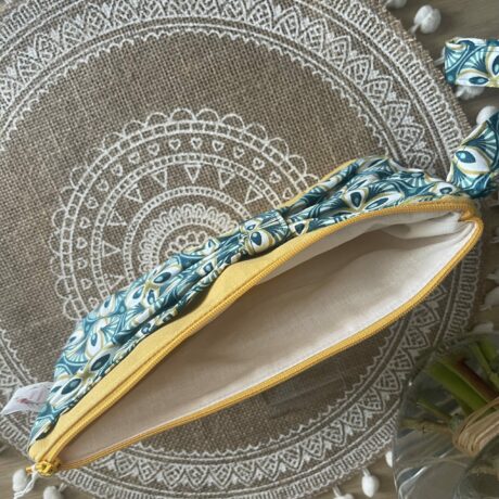 trousse jaune moutarde avec noeud bleu canard ouvert