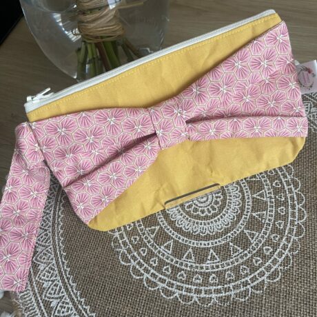 trousse jaune moutarde avec noeud rose de pres