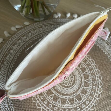 trousse jaune moutarde avec noeud rose ouverte