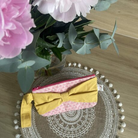 trousse rose avec noeud jaune moutarde