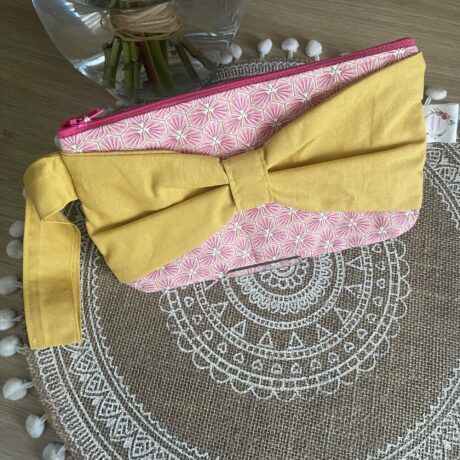 trousse rose avec noeud jaune moutarde de pres