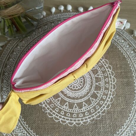 trousse rose avec noeud jaune moutarde ouverte